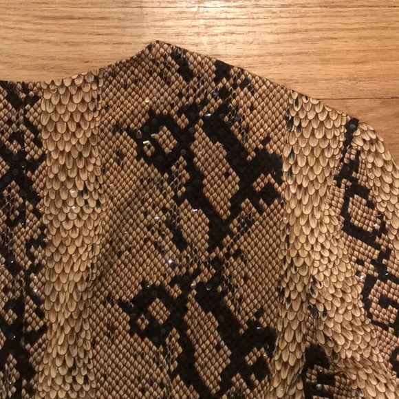 Python print stretch w embossed shine v neck ruch - Picture 4 of 5